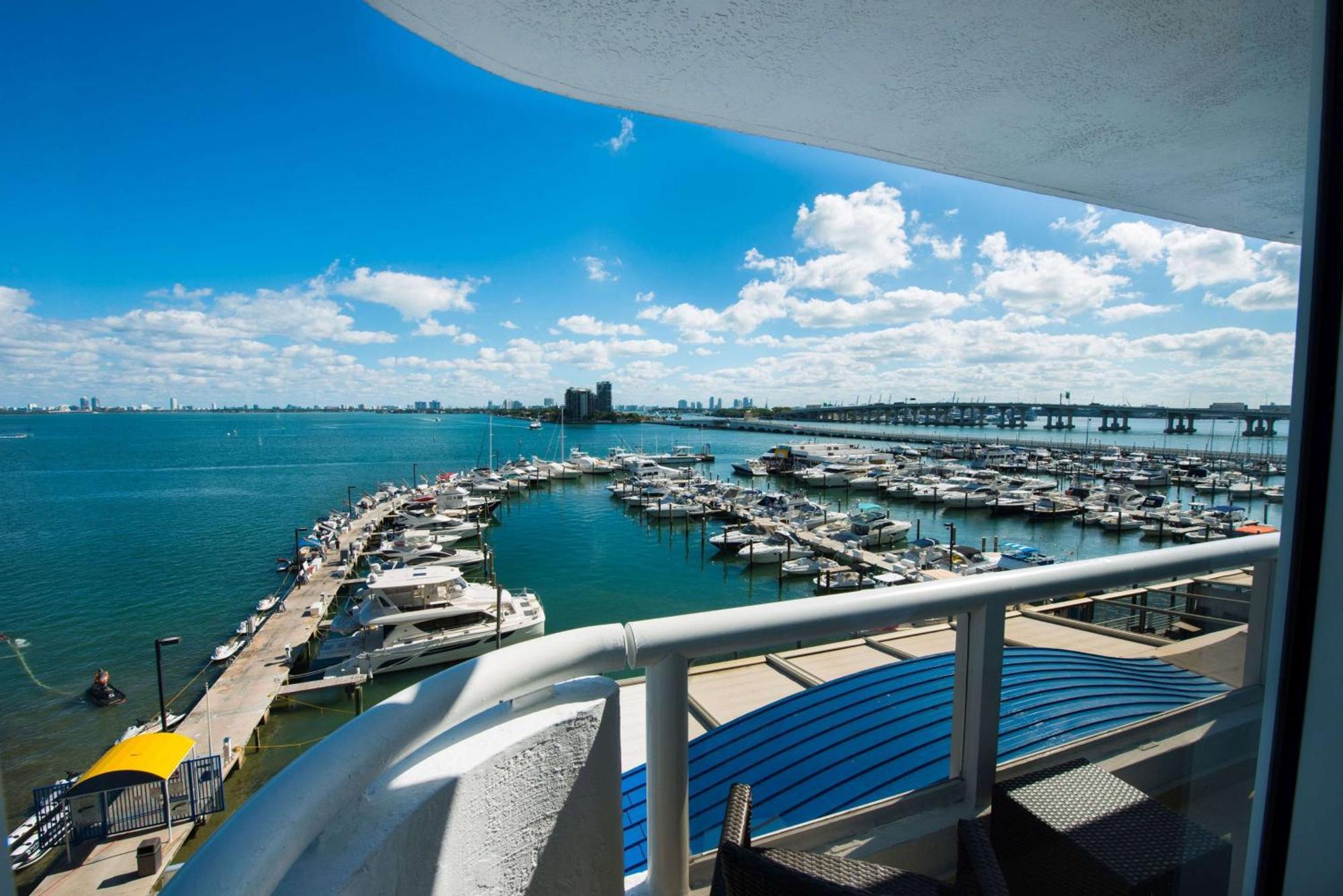 Doubletree By Hilton Grand Hotel Biscayne Bay Miami Exteriér fotografie